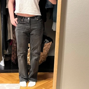 Raka jeans från Levis - Snygga raka/baggy jeans från Levis💕 Hittar ej vilken storlek men skulle gissa 32/34 i midjan💗Skriv för fler bilder🌸