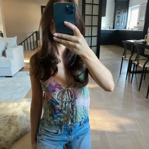 Sommar topp - Snygg topp från pull and bear, perfekt nu till vår och sommar. Aldrig använd. Storlek M men passar S lika bra då man knyter toppen själv.🩷🩷