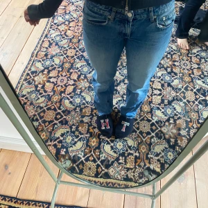 Blå jeans med normal passform - Säljer ett par klassiska blå jeans med normal passform. De har en rak design, men hål i bakfickan vilget ger ett lägre pris