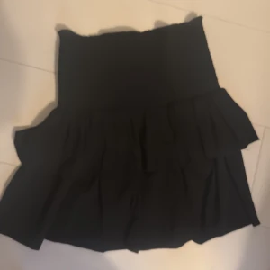 Svart volangkjol - Säljer denna jättesnygga volang kjolen jätte fina till topp också, aldrig användt kjolen köpt för 600💞💞