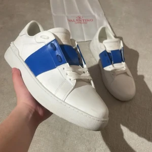 Valentino opens  - Snygga vit blå Valentino opens. De är i väldigt bra skick. Storlek 44 då dessa skor inte passade för mig som har storlek 45. Sulan är 29 cm lång. Dustbag och box ingår. Pris kan diskuteras. Hör av er vid intresse! 