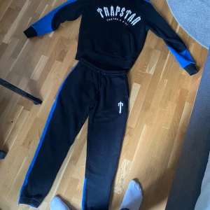 Trapstar tracksuit  - Trapstar tracksuit. Strlk S. Helt ny. Ordinariepris: 3150kr. Pris kan diskuteras. Endast seriösa köpare.