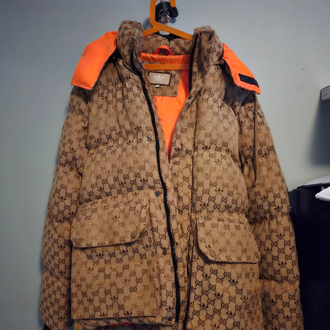 Mönstrad dunjacka från Gucci/adidas 