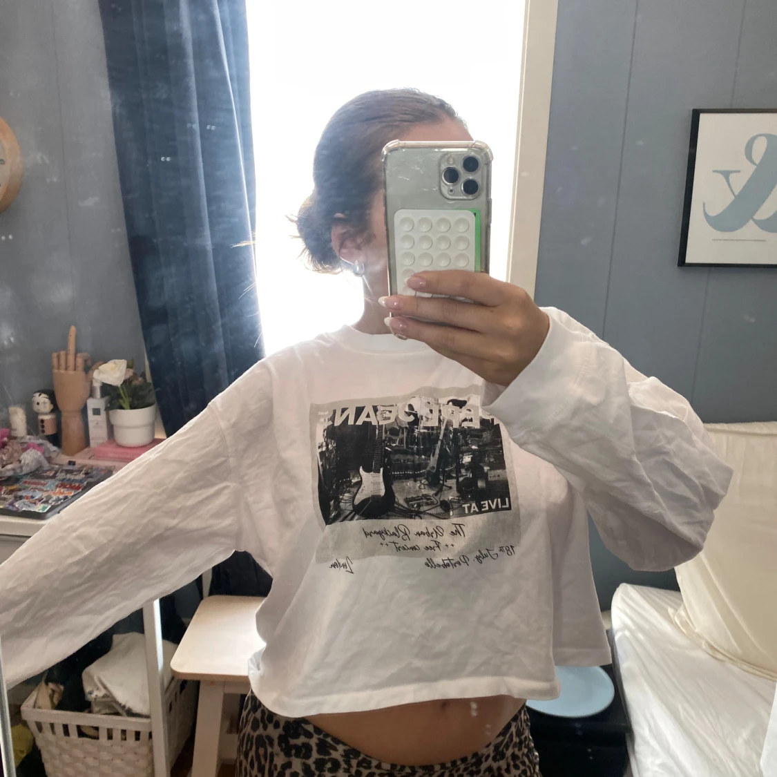 Vit croppad långärmad tröja med tryck