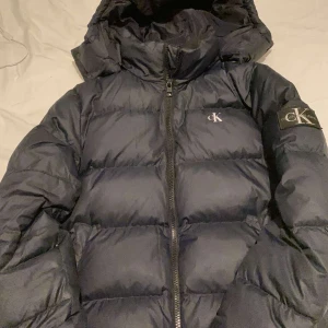 Calvin Klein Jacka - Säljer denna feta jackan från Calvin Klein. Jackan är i bra skick och passar till allt. Säljer till bra pris så passa på