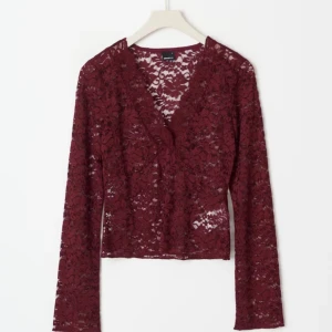 Vinröd spets topp - Slutsåld spets topp från Gina tricot i strl M. Säljer då den ej används längre, har ett litet hål vid armhålan därav priset, men inget man tänker på💕Passar mig som vanligtvis har strl S.