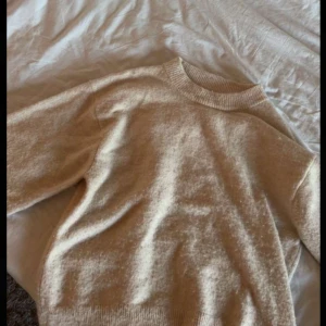 Beige tröja från H&M - Säljer en mysig beige tröja från H&M. Tröjan har en rund halsringning och långa ärmar. Skulle säga att den ser ut som en vanlig stickad tröja i beige. Säljs inte längre!