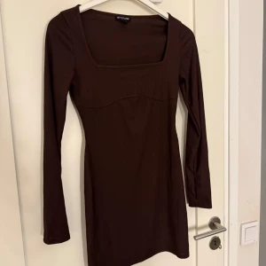 Brun ribbad klänning från PrettyLittleThing - Brun ribbad klänning från PLT, I storlek S!