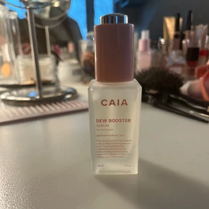 Dew Booster Serum från CAIA - Säljer ett Dew Booster Serum från CAIA, perfekt för normal hud. Innehåller hyaluronsyra för extra fukt och lyster. Flaskan rymmer 30 ml och har en stilren design med rosa detaljer. Andvände två gånger 