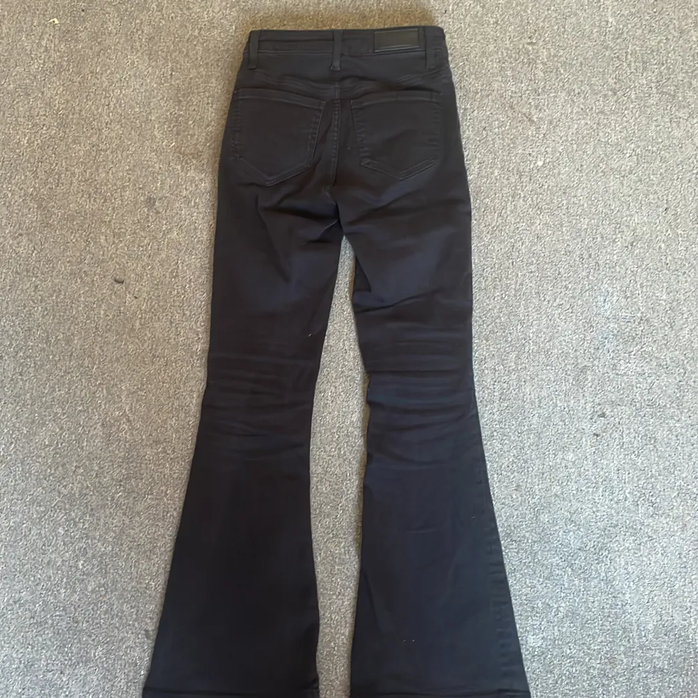Snygga svarta utsvängda jeans( aldrig använda). Farkut & Housut.