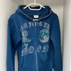 Aimforthemoon zipup - Aimforthemoon rhinestone full zipup aldrig använd. Helt ny riktigt snygg.