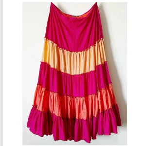 Flerfärgad långkjol kjol - Storlek UK 14R (M/L). Midjemått 84 cm, längd 93 cm. Jag är 173 cm för referens. Använd gärna KÖP NU om du vill köpa.