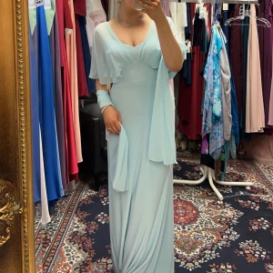 Superfin balklänning  - Elegant ljusblå långklänning med v-ringad hals och volangdetaljer. !!nypris 2700kr!!