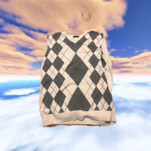 Vit och grå ärmlös väst - Skit Snygg ärmlös väst i vitt och grått med ett klassiskt rutmönster🔥 Använd få gånger, o har ingen idé att ha kvar den! (Kan mötas Stockholm elr frakta)