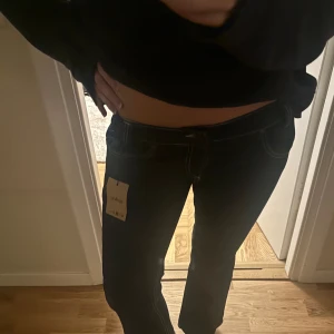 Lågmidjade jeans - Säljer dessa snygga väldigt Lågmidjad jeans som är utsvänga, men som tyvär är för korta på mig. Storlek w29/L30. Aldrig använda, köpta på Sellpy 