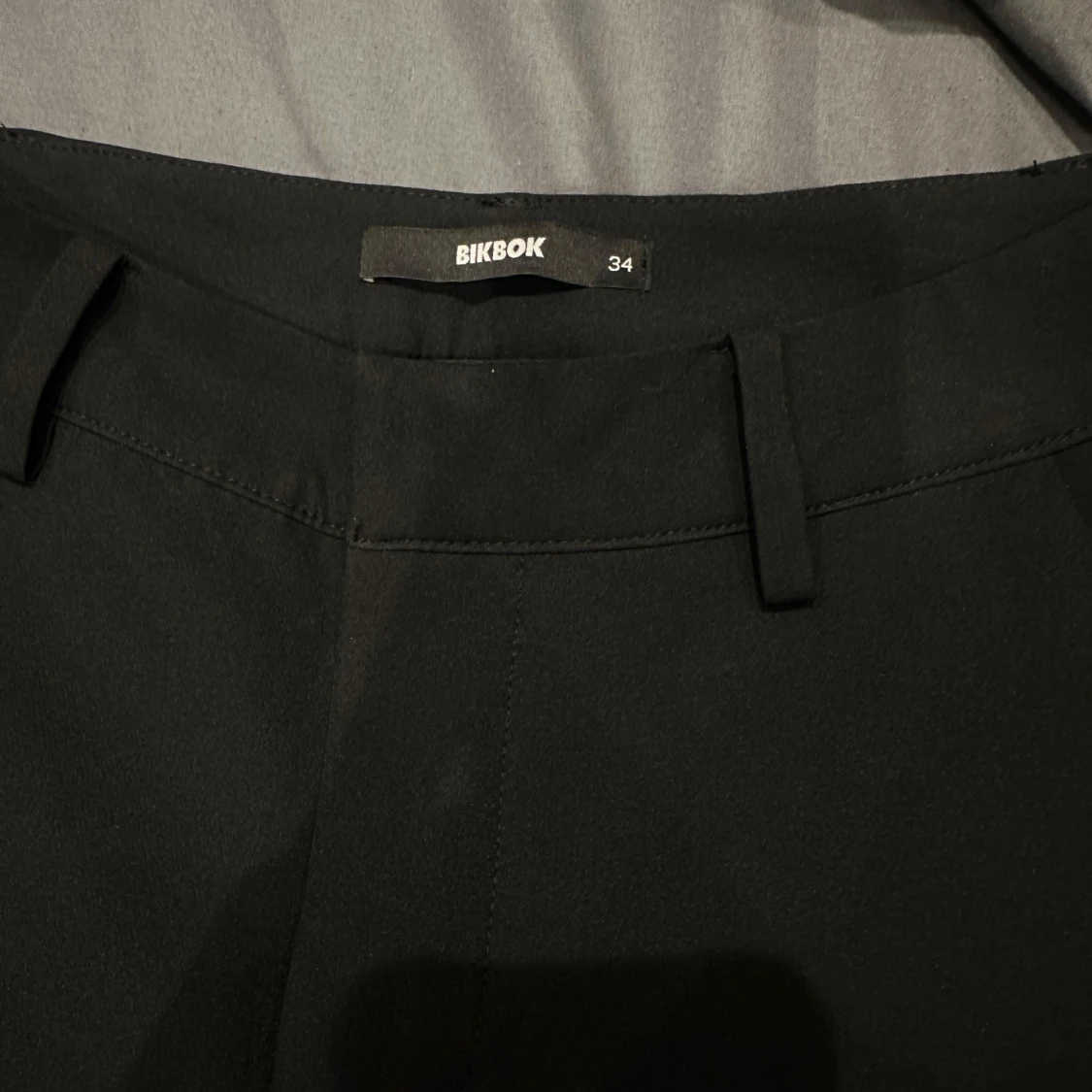 Svarta kostymbyxor från BikBok - 1