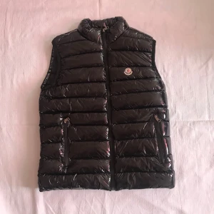  Moncler väst - Moncler väst helt nytt storlek: M- XXL