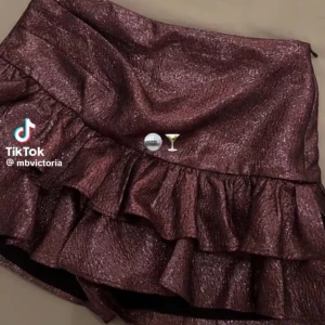 Intresse koll på den virala glittriga Zara kjolen - Intresse koll på den virala snygga glittrig lila kjol från Zara med volangdetaljer i storlek S. Köptes för 600 men finns inte kvar i sortimentet längre. Vid intresse hör av dig eller skicka prisförslag 