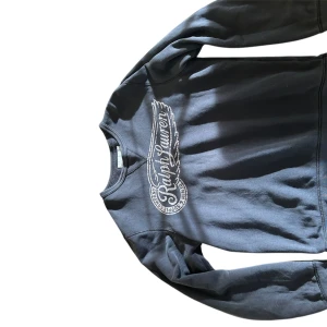  Grå vintage sweatshirt ifrån Ralph Lauren & Denim Supply - Snygg och skön vintage grå sweatshirt från Ralph Lauren & Denim Supply, som inte tillverkas längre. I mycket bra skick för sin ålder.                                                                                     storlek-L                                                                               Pris kan diskuteras vid snabb affär.                              Hör gärna av er vid frågor! 