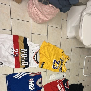 Basket tröjor shorts och tillbehör - Spelar inte basket längre därför säljer jag det. Allting i storlek M. Allting bra kvalite