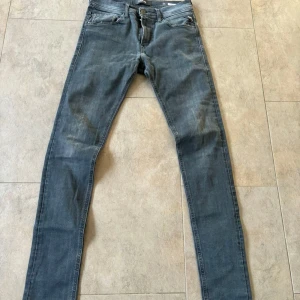 Replay jeans - Ett par schyssta replay jeans i modellen jondrill. Jeansen har en skön svart färg och är väldigt clean. Dom är i storlek W30L34. Tveka inte på att höra av er om ni har frågor!