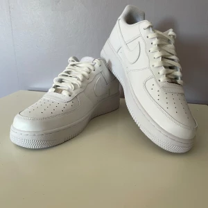  Nike Air Force  - Snygga och klassiska vita Nike Air Force. Som är perfekta nu till sommaren. De är i ny skick aldrig använda. Snygga och perfekta för en casual look, passar till varje outfit.