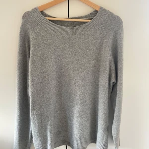 Grå stickad tröja  - Fin stickad tröja från Vero Moda, fint skick! Stolek M-L 🤗