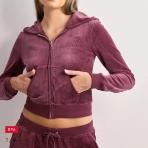 Juicy Couture hoodie - Supersnygg hoodie med dragkedja från Juicy Couture i deras Heritage-kollektion. Superfint skick och bara använd två gånger, säljer då den är för liten för mig. Färgen heter Tawny Port❤️  (första bilden lånad från Nellys app)