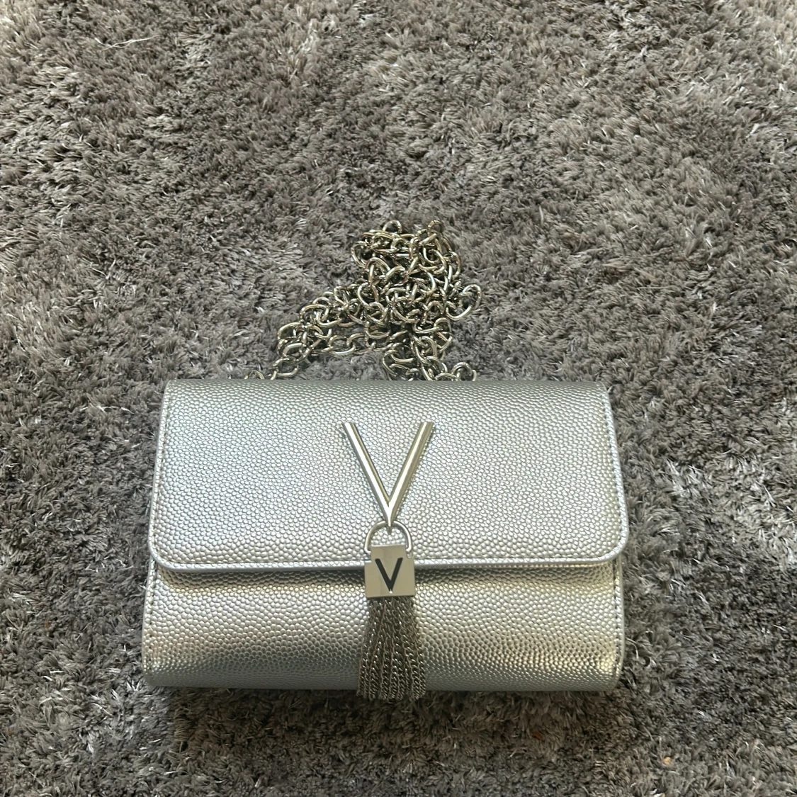 Silverfärgad axelväska från Mario Valentino