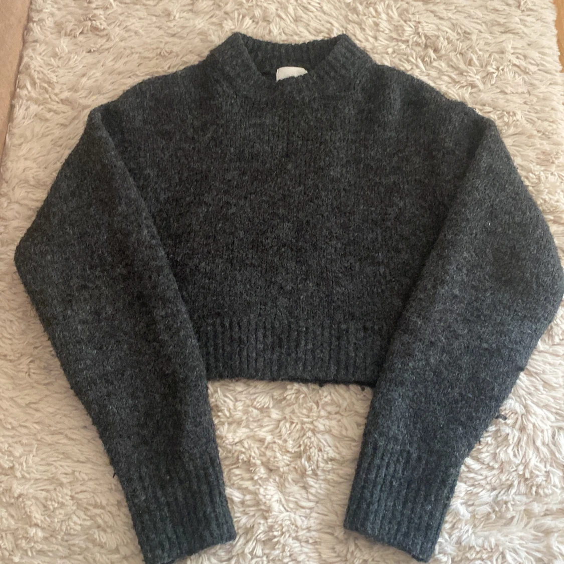 Mörkgrå croppad stickad tröja