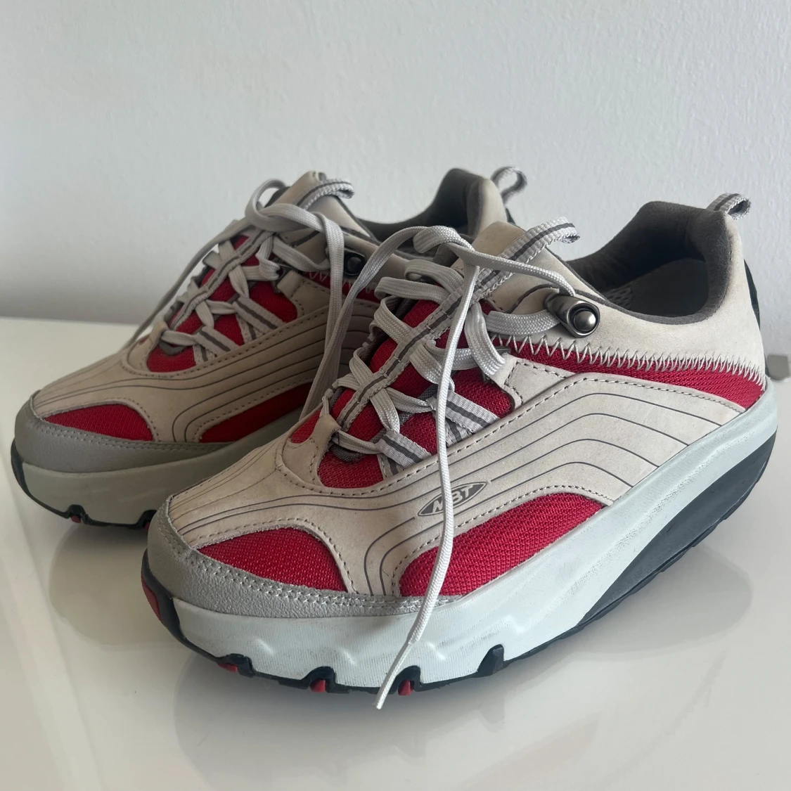 Röd och beige sneakers med snörning - 1