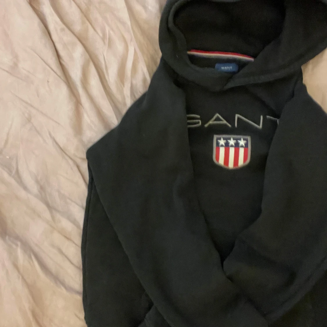 Svart hoodie från GANT - 4