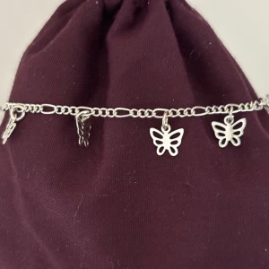 Silverfärgat armband med fjärilar - Charmigt silverfärgat (ej äkta) armband med små fjärilsberlocker. Kedjan är tunn och går att justera. Lås med karbinhake för säker passform. Skriv vid fler bilder / frågor ❤️ 
