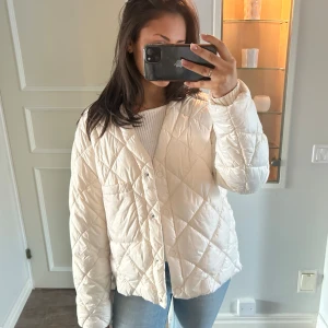 Oui Jacka  - Vit/krämvit höst/vårjacka köpt på Åhléns i Stockholm i sommar men aldrig använd på grund av att den blev för stor till vintern. Nypris 2999.