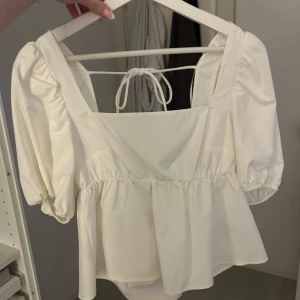 Blus med puffärmar  - Slutsåld topp från hm, använd en gång. Storlek S 