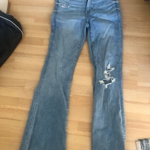 Blå bootcut jeans - Säljer dessa americain eagle jeansen då de inte kommer till användning. Bootcut, stretchiga så de passar flera storlekar. Pris kan diskuteras