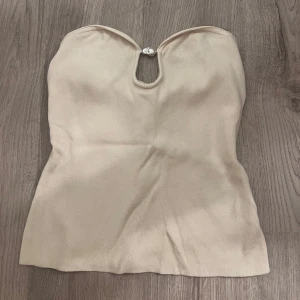 Tubtopp från H&M - Krämvit tubtopp från H&M. I väldigt bra skick!🫶🏽