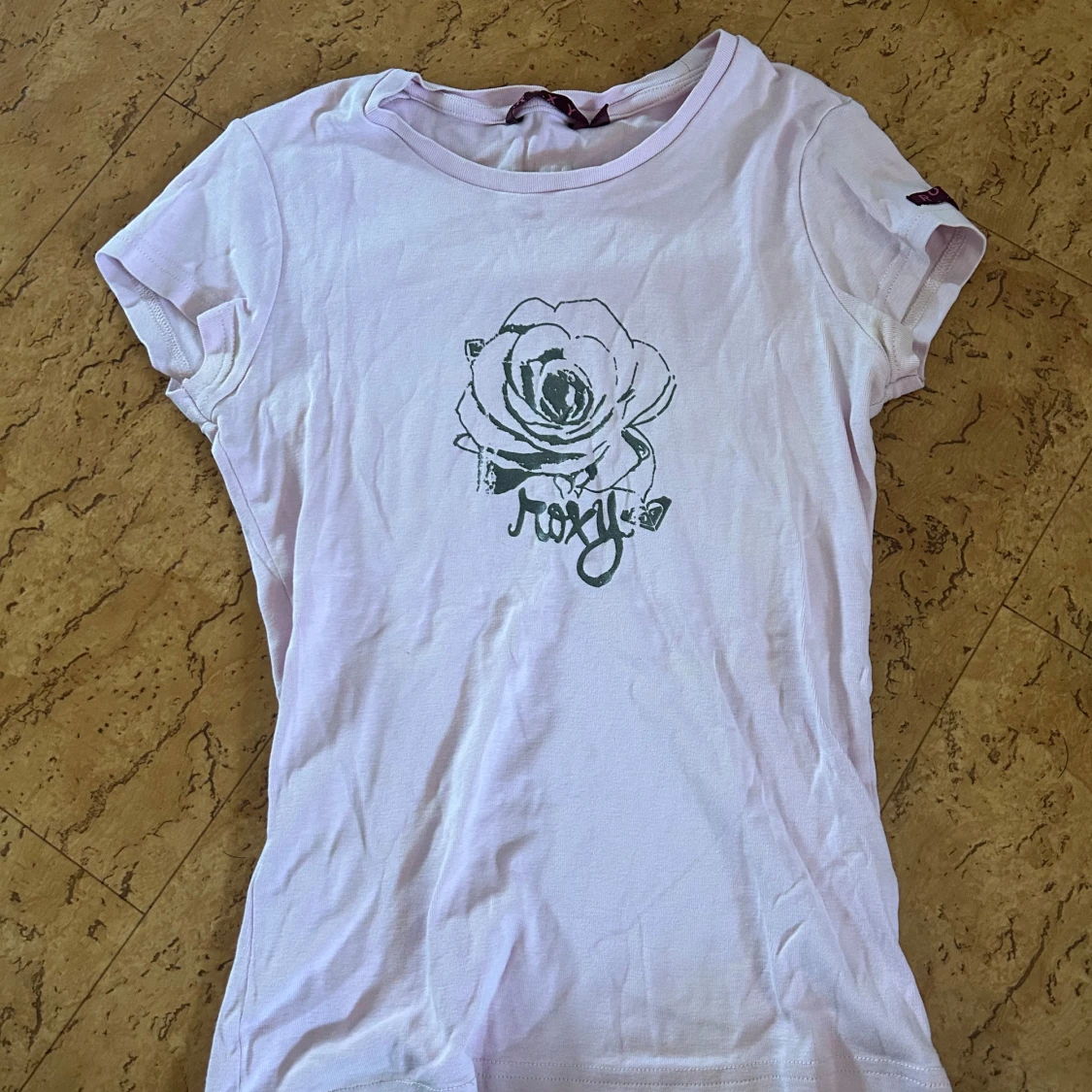 Ljusrosa t-shirt med tryck från Roxy