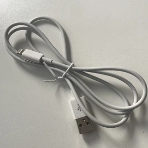 Helt ny & oanvänd iPhone-laddare 1m (Lightning-USB, 1-pack) - ✔ CE-märkt & säker laddning ⚡ Säker laddning – skyddar mot överbelastning 🔌 Kompatibel med alla iPhone-, iPad- & iPod-modeller med Lightning  Högkvalitativ laddningskabel som stödjer både snabb och säker laddning samt dataöverföring. Fungerar med adaptrar, datorer och powerbanks.  📦 Helt ny & oanvänd