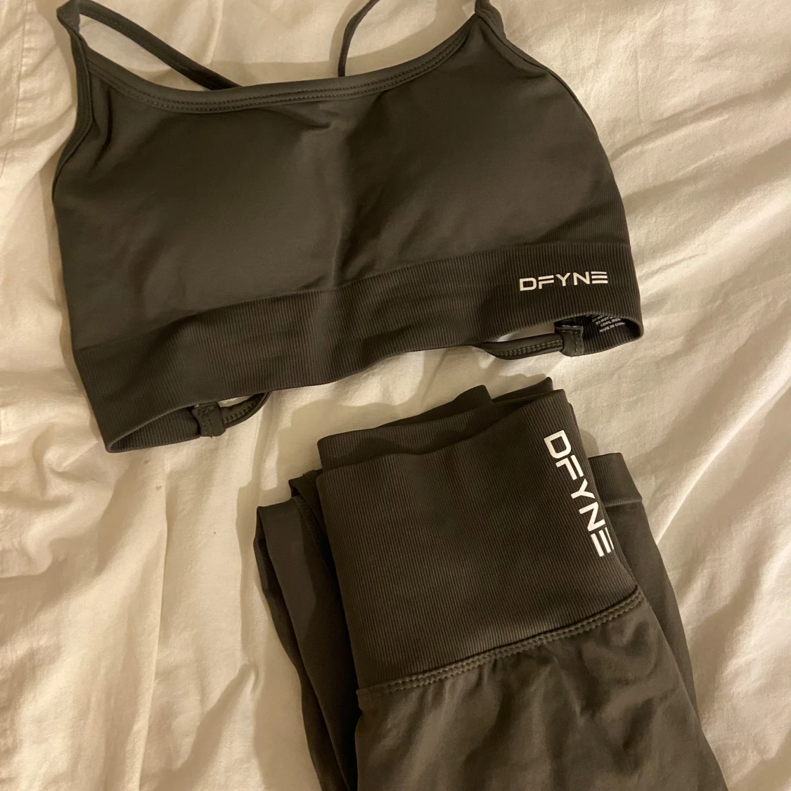 Olivgrönt  träningsset från DFYNE