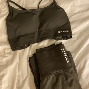 Olivgrönt  träningsset från DFYNE - Säljer ett Olivgrönt träningsset från DFYNE. Sport-bh med smala axelband som ett kryss och matchande dynamic tights. Materialet är stretchigt och bekvämt, tillverkat av 90% nylon och 10% elastan.  Säljer för att de inte kändes som min stil, använda endast en gång. Jag är va 160 & byxorna går precis under naveln. Går att köpa en eller båda tillsammans, kan även diskutera priset. Har även order bekräftelse/ bevis från deras sida att de är äkta. Tveka inte på att höra av dig 🫶🙌