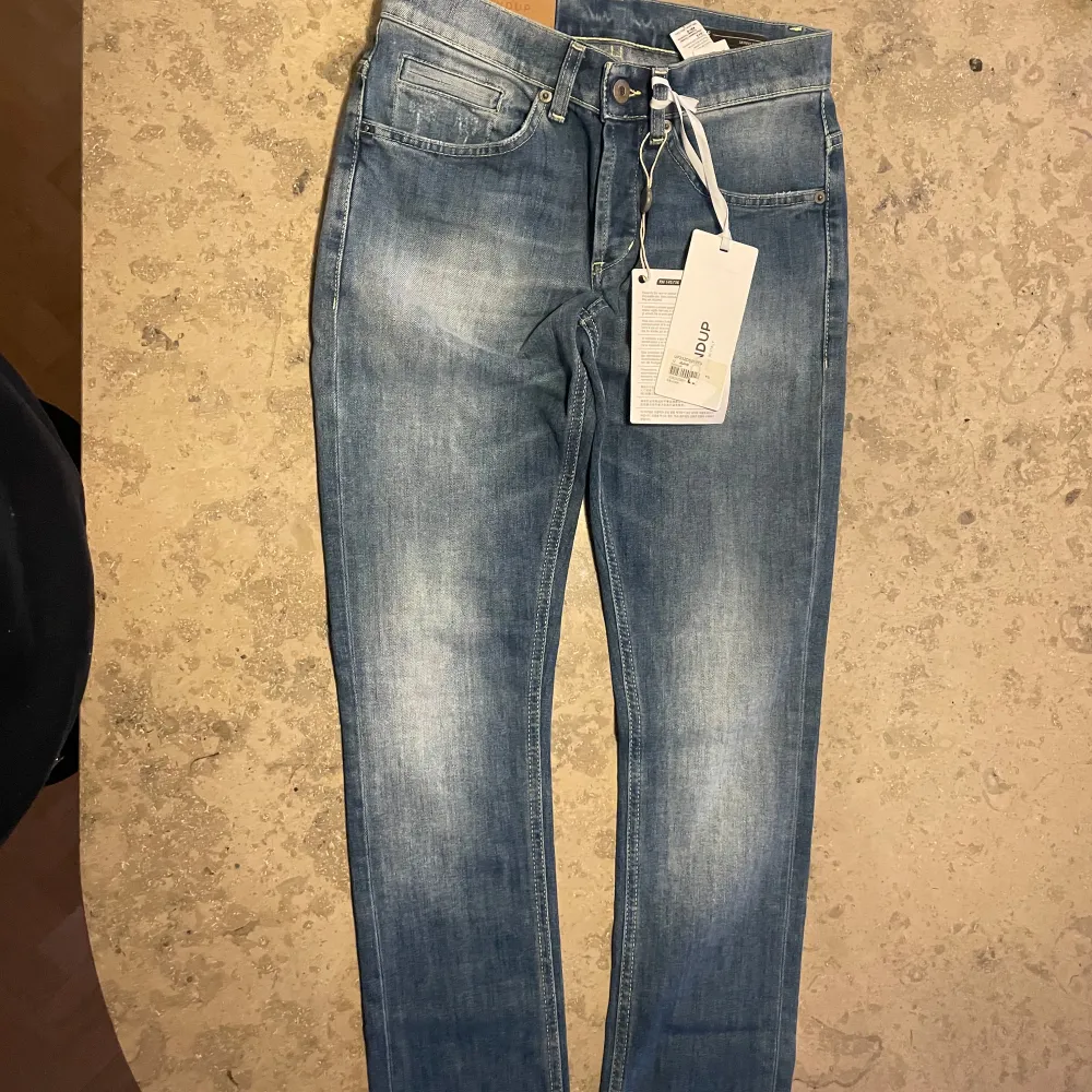 Säljer dessa otroligt feta och trendiga jeans från dondup. Modellen är George! Skicket är helt nytt med tags! Nypris:3500kr+ mitt pris 1800kr. Storlek 29 W! Pris är inte hugget i sten!. Farkut & Housut.