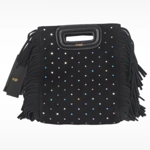 Svart handväska med fransar och stenar från Maje - Snygg svart handväska från Maje dekorerad med glittrande stenar och fransar på sidorna. Väskan har ett praktiskt handtag och en stilren design som passar perfekt för att ge din outfit det lilla extra. Väskan helt ny, aldrig använd, även prislappen sitter kvar på! Mått: 19x13 cm 🙌😍