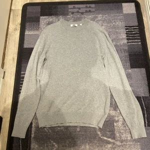 Grå tröja från we fashion - Säljer en stilren grå tröja från we fashion. Tröjan har en klassisk rund hals och långa ärmar. Perfekt för en minimalistisk look. 