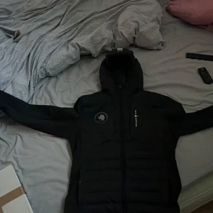 Svart cardigan från sail racing - Säljer en svart cardigan från sail racing då den inte kommer till användning storlek M