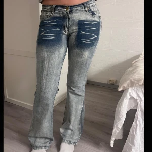 Blå bootcut jeans med slitningar - Snygga blå bootcut jeans som jag köpt på second hand. Dem är i jeans material men samtidigt stretchiga💕