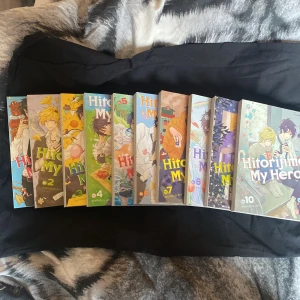 Hitorijime my hero manga vol.1-10 - 10 volymer av mangan Hitorijime My Hero💝Pris kan diskuteras😙 Säljer för att jag behöver pengar och inte är så intresserad av denna serie så mycket längre😊 Inga fel på någon av volymerna, skulle säga näst intill nyskick! Varje volym är köpt för 149kr/styck. Skriv om du har frågor eller liknande så svarar jag så gott jag kan☺️
