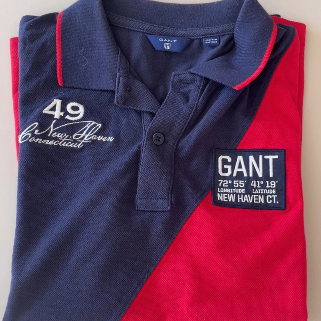 Blå och röd pikétröja från GANT - 1