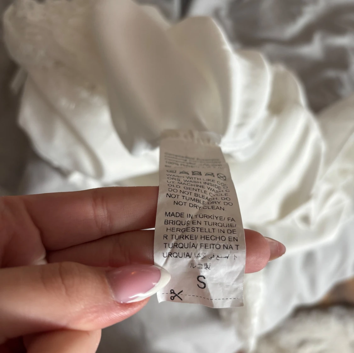 Vit spetsklänning med öppen rygg - 2