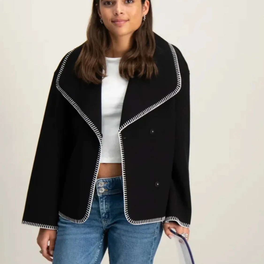 Svart kavaj med kontrastsömmar